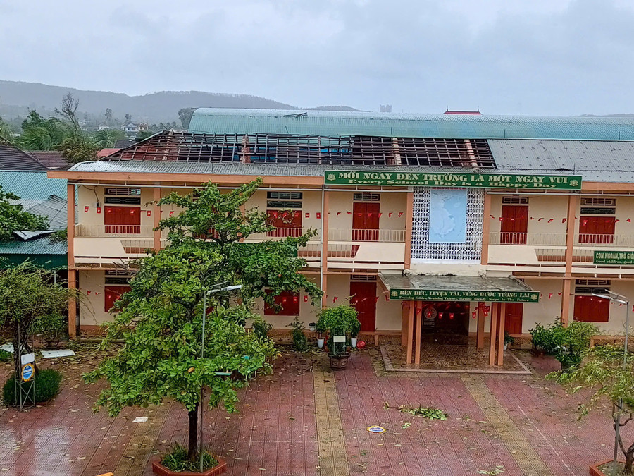 Mái dãy phòng học 3 tầng của Trường Tiểu học Thịnh Sơn (Đô Lương, Nghệ An) chỉ còn trơ khung. bao-lu-nghe-an-1.jpg