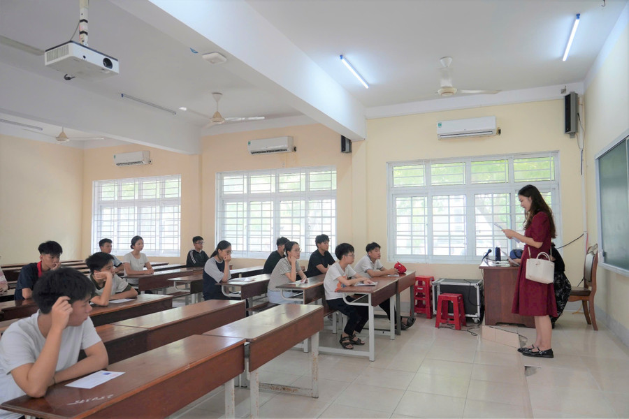 Sáng ngày 11/6 Đăng nhập vào MM886 Việt Nam sẽ dự thi2 môn trắc nghiệm gồm Toán (90 phút) và Tiếng Anh (60 phút). Ảnh: Hồ Lài thi-chuyen-dai-hoc-vinh-2.jpg