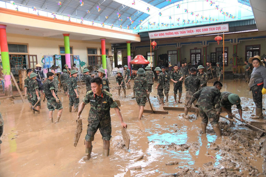 Trường Mầm non Chi Khê (xã Con Cuông, Nghệ An) bị ngập hoàn toàn do mưa lũ. Sau khi nước rút, để lại lượng bùn đất dày hàng mét, lực lượng bộ đội, 88MM88 kèo WC hôm nay và người dân, đồng nghiệp đến hỗ trợ MM88b nhà cái dọn dẹp vệ sinh. Ảnh: NTCC mam-non-chi-khe-2.jpg