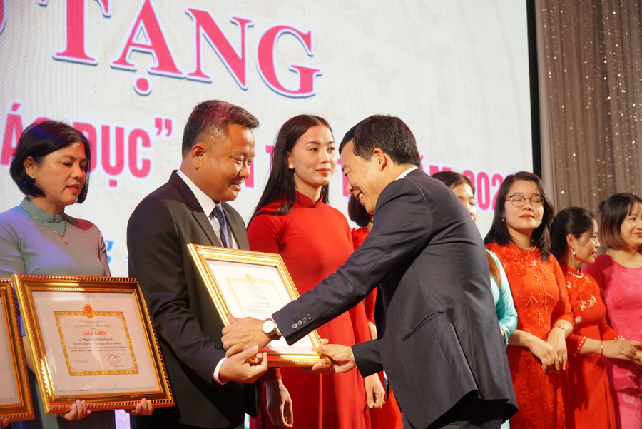 Lãnh đạo Sở Sở GD&ĐT Nghệ An trao tặng “Quỹ phát triển tài năng giáo dục” lần thứ 19, năm 2025. Ảnh: Hồ Lài quy-tai-nang-giao-duc-nghe-an-5.jpg