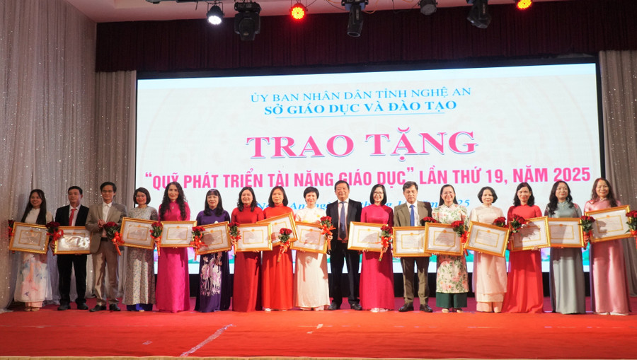 Các thầy cô giáo tài năng được tôn vinh, trao thưởng không chỉ là niềm tự hào của ngành Giáo dục Nghệ An mà còn là hạt nhân lan tỏa tinh thần đổi mới, sáng tạo trong quản lý và dạy học. Ảnh: Hồ Lài quy-tai-nang-giao-duc-nghe-an-6.jpg