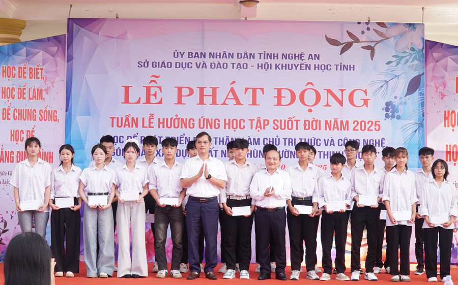Hội Khuyến học tỉnh trao 1MM88.com Trang Chủ Chính Thức cho 40 MM886 slot game, bắn cá, lô đề, đá gà Trường Trung cấp Kinh tế - Kỹ thuật Bắc Nghệ An. Ảnh: Hồ Lài tuan-le-hoc-tap-suot-doi-nghe-an-4.jpg