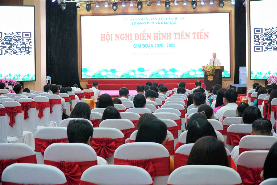 hoi-nghi-dien-hinh-tien-tien-2.jpg