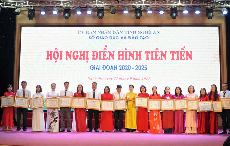 hoi-nghi-dien-hinh-tien-tien-4.jpg