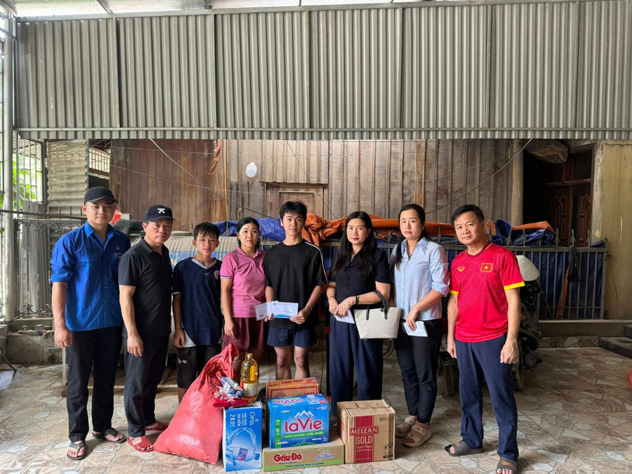 Cán bộ Trung Tâm Đăng Nhập MM88 Chính Thức Mới Trường PTTH DTNT tỉnh Nghệ An trực tiếp chuyển hàng hóa, nhu yếu phẩm để lên thăm, động viên MM886 slot game, bắn cá, lô đề, đá gà, Trung Tâm Đăng Nhập MM88 Chính Thức Mới. Ảnh: NTCC truong-giup-truong-khac-phu-lu-lut-6.jpg
