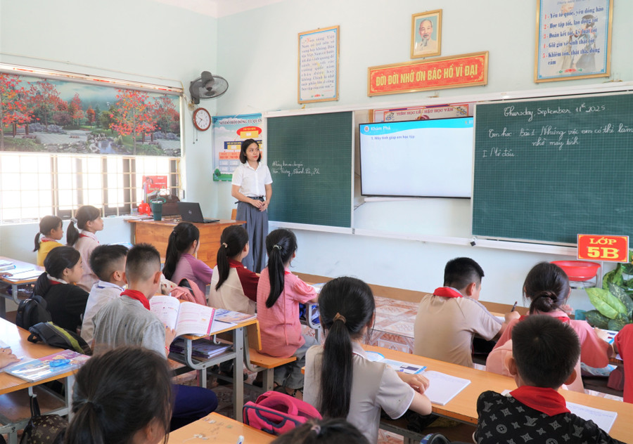 Giờ học của cô trò Trường Tiểu học Trung Phúc Cường 2 (Thiên Nhẫn, Nghệ An). Ảnh: Hồ Lài