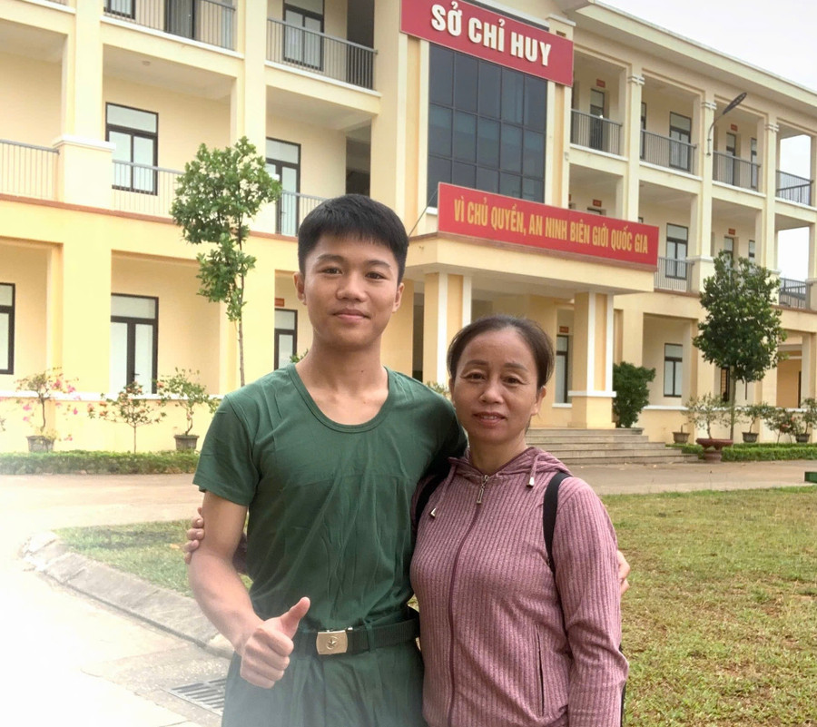 Em Lang Đức Bằng và mẹ trong ngày nhập học tại Học viện Biên phòng. Ảnh: NVCC img-3112-9193.jpg
