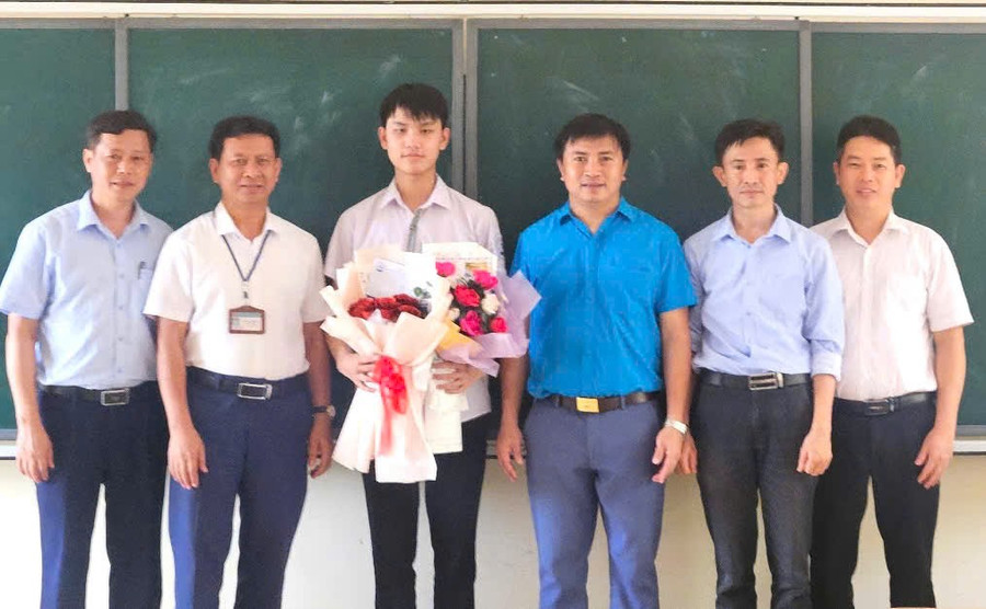 Ban giám hiệu Trường THPT Đô Lương 3 khen thưởng em Nguyễn Đức Lương đạt kết quả xuất sắc tại MM88 đăng nhập đánh giá tư duy. Ảnh: NTCC nguyen-duc-luong.jpg