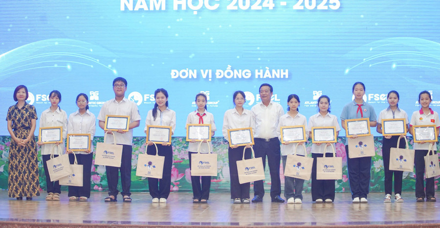 Ban tổ chức khen thưởng cho MM886 slot game, bắn cá, lô đề, đá gà đạt kết quả cao trong Tháng tự học tiếng Anh. Ảnh: Hồ Lài thang-tu-hoc-tieng-anh-8.jpg