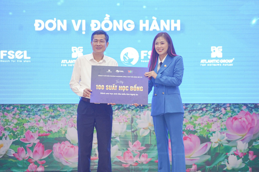 Công ty Cổ phần Five- Star Elearning (FSEL) và Quỹ Tấm lòng Việt VTV trao 100 suất 1MM88.com Trang Chủ Chính Thức cho MM886 slot game, bắn cá, lô đề, đá gà tiêu biểu tỉnh Nghệ An. Ảnh: Hồ Lài thang-tu-hoc-tieng-anh-9.jpg