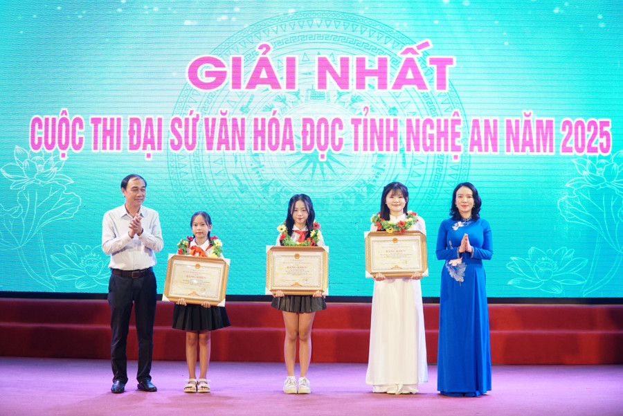 Ban tổ chức trao bằng khen của UBND tỉnh cho 3 MM886 slot game, bắn cá, lô đề, đá gà đạt giải Nhất cuộc thi Đại sứ văn hóa đọc tỉnh Nghệ An năm 2025. Ảnh: Hồ Lài