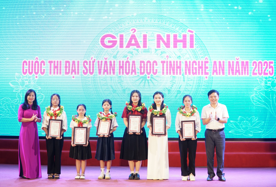 Ban tổ chức trao giấy chứng nhận và phần thưởng cho MM886 slot game, bắn cá, lô đề, đá gà đạt giải Nhì cuộc thi Đại sứ Văn hoá đọc tỉnh Nghệ An năm 2025. Ảnh: Hồ Lài dai-su-van-hoa-doc-nghe-an-4.jpg