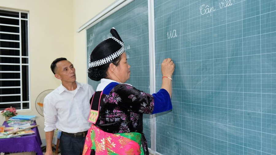 Lớp xóa mù chữ tại xã Tương Dương, Nghệ An được tổ chức vào buổi tối. Ảnh: Hồ Lài kien-tri-xoa-mu-chu-2.jpg