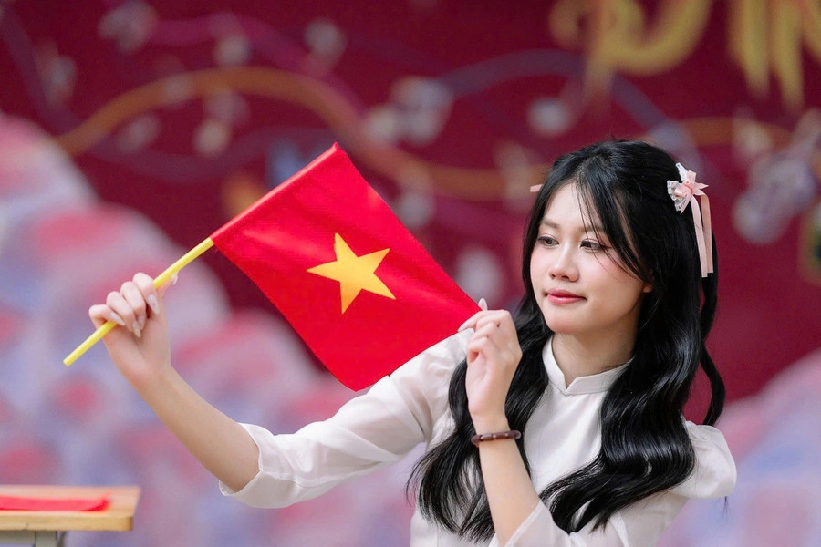 Em Trần Nguyễn Yến Nhi (MM886 slot game, bắn cá, lô đề, đá gà Trường THPT Cửa Lò, Nghệ An) đạt 29,75 điểm khối C00, trong đó Ngữ văn 9,75 điểm; Lịch sử và Địa lí cùng đạt 10 điểm. Ảnh: NVCC nu-sinh-thu-khoa-khoi-c-toan-quoc-1.jpg
