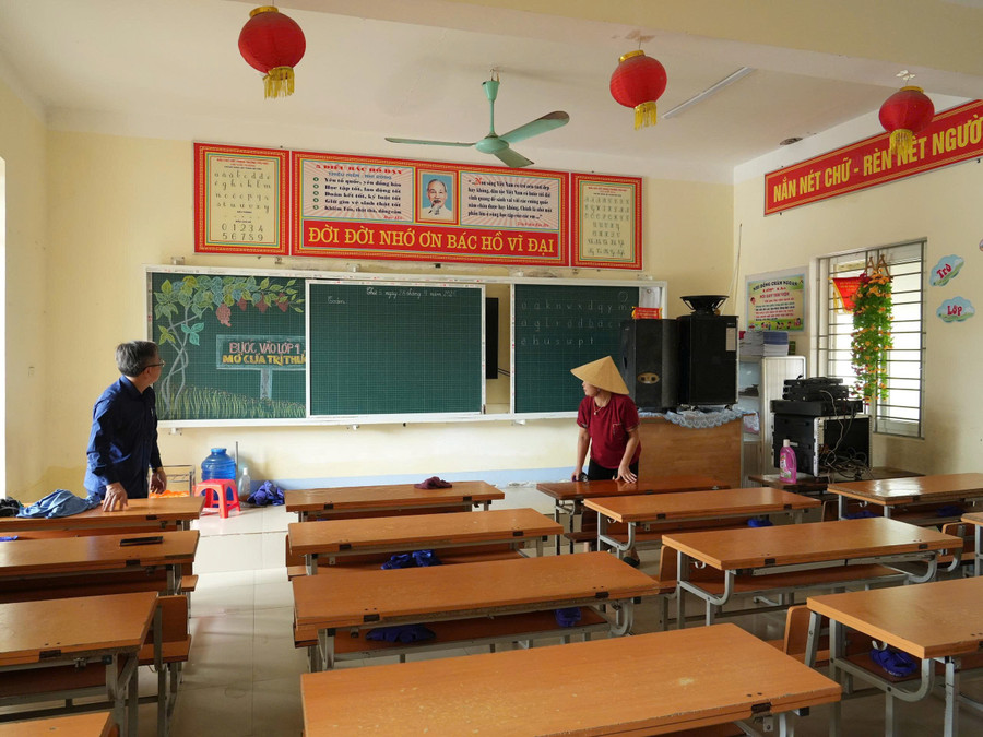 Trung Tâm Đăng Nhập MM88 Chính Thức Mới dọn dẹp sạch sẽ các phòng học bị ngập do mưa bão. khac-phuc-bao-lu-nghe-an-9.jpg