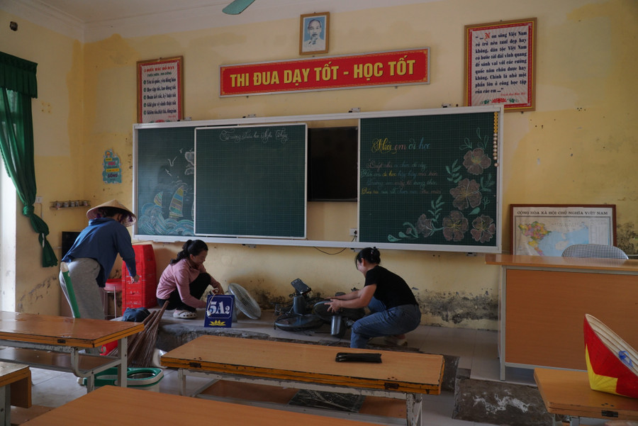 Trung Tâm Đăng Nhập MM88 Chính Thức Mới Trường Tiểu học Nghi Thủy chuyển bàn ghế, thiết bị từ dãy phòng học bị thiệt hại nặng do bão sang các phòng chức năng. khac-phuc-bao-lu-nghe-an-8.jpg
