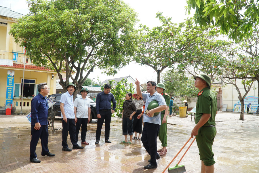 Đoàn công tác Sở GD&ĐT Nghệ An cùng lãnh đạo phường Cửa Lò đến thăm động viên tập thể Trường Tiểu học Thu Thủy. Ảnh: Hồ Lài