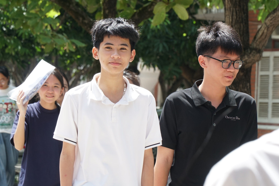 Đăng nhập vào MM886 Việt Nam Nghệ An cho rằng đề khá dài, phải tận dụng thời gian để hoàn thành trọn vẹn bài thi. Ảnh: Hồ Lài sn108871.jpg