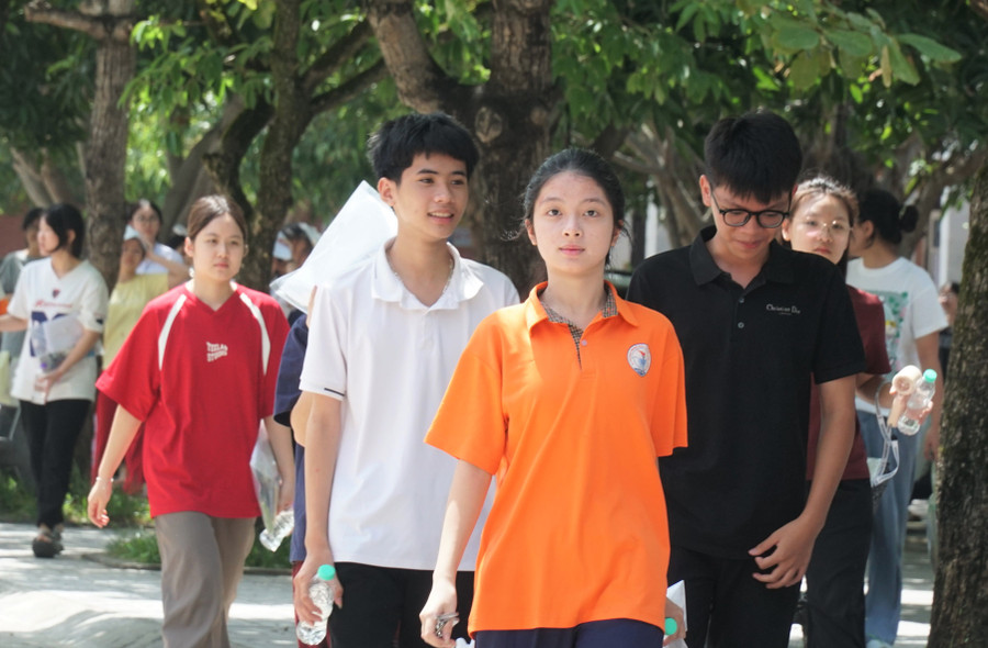 Đăng nhập vào MM886 Việt Nam rời khỏi phòng thi sau khi hoàn thành bài thi môn Ngữ văn tại điểm thi Trường PT Hermann Gmeiner (TP Vinh, Nghệ An). Ảnh: Hồ Lài thi-lop-10-nghe-an-mon-ngu-van-2.jpg