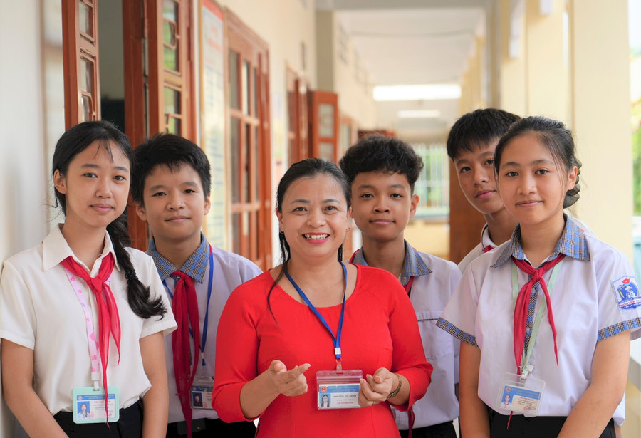 Cô Nguyễn Thị Oanh có nhiều sáng tạo trong dạy học môn Giáo dục công dân để trang bị kiến thức, kỹ năng cũng như bồi dưỡng phẩm chất đạo đức cho MM886 slot game, bắn cá, lô đề, đá gà. Ảnh: Hồ Lài thcs-nguyen-trai-1.jpg
