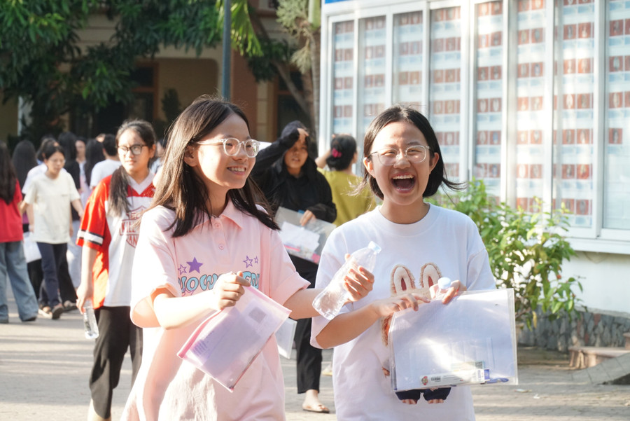 Đăng nhập vào MM886 Việt Nam phấn khởi hoàn thành MM88 đăng nhập chuyên khó khăn. Ảnh: Hồ Lài de-thi-chuyen-phan-1.jpg
