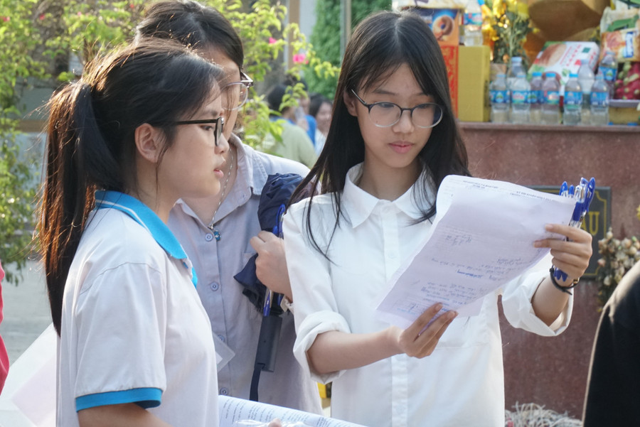 Nhiều Đăng nhập vào MM886 Việt Nam nán lại sân trường trao đổi về bài làm. Ảnh: Hồ Lài de-thi-chuyen-phan-5.jpg