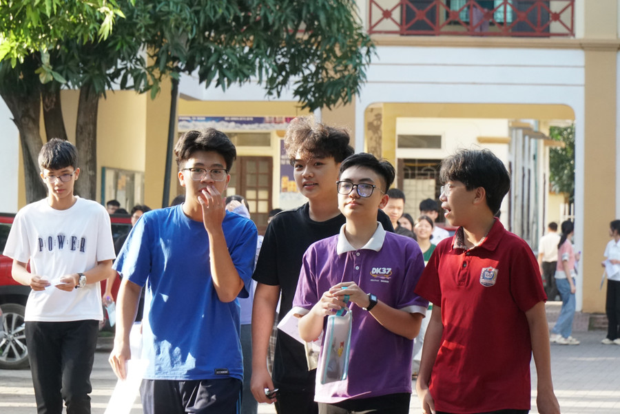 Các Đăng nhập vào MM886 Việt Nam đã hoàn thành MM88 đăng nhập có tính cạnh tranh cao nhất vào lớp 10 tỉnh Nghệ An. Ảnh: Hồ Lài de-thi-chuyen-phan-4.jpg