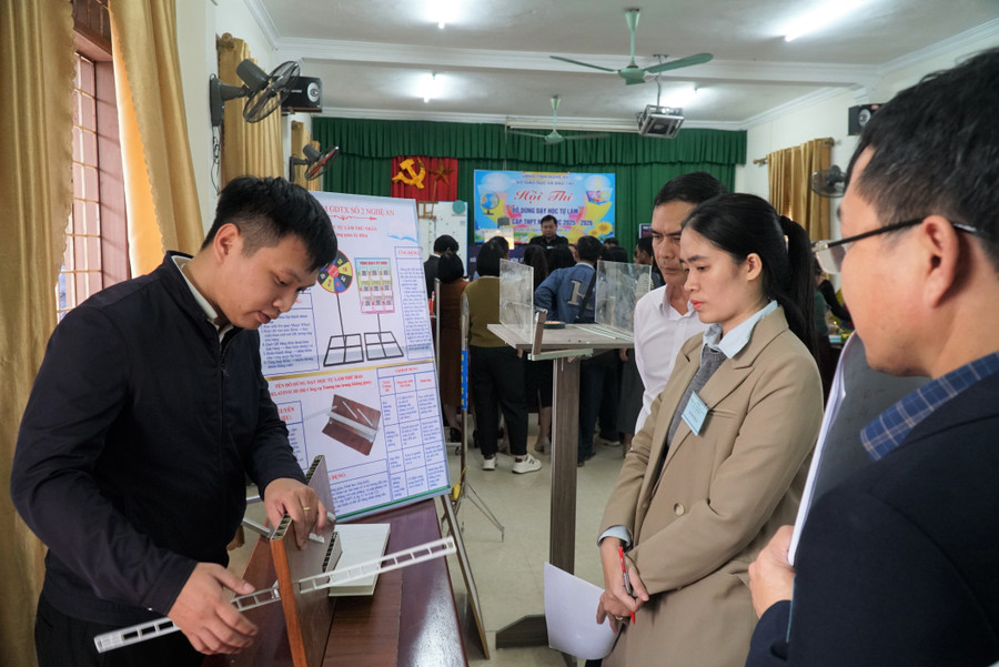 Ban giám khảo chấm sản phẩm tại Hội thi 