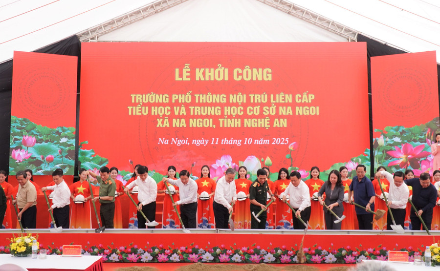 Lãnh đạo Đảng, MM88b nạp rút nhanh thực hiện nghi thức khởi công công trình Trường phổ thông nội trú liên cấp Tiểu học và THCS Na Ngoi, Nghệ An. Ảnh: Hồ Lài