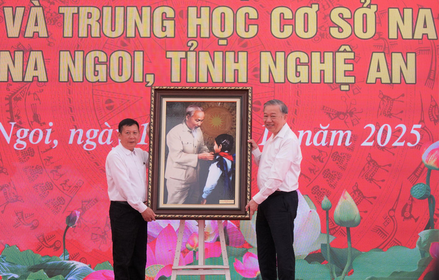 Tổng Bí thư Tô Lâm trao quà tới tập thể Trường Phổ thông 1MM88.com tỷ lệ kèo World Cup 2026 bán trú THCS Na Ngoi, Nghệ An. Ảnh: Hồ Lài khoi-cong-truong-lien-cap-na-ngoi-9.jpg