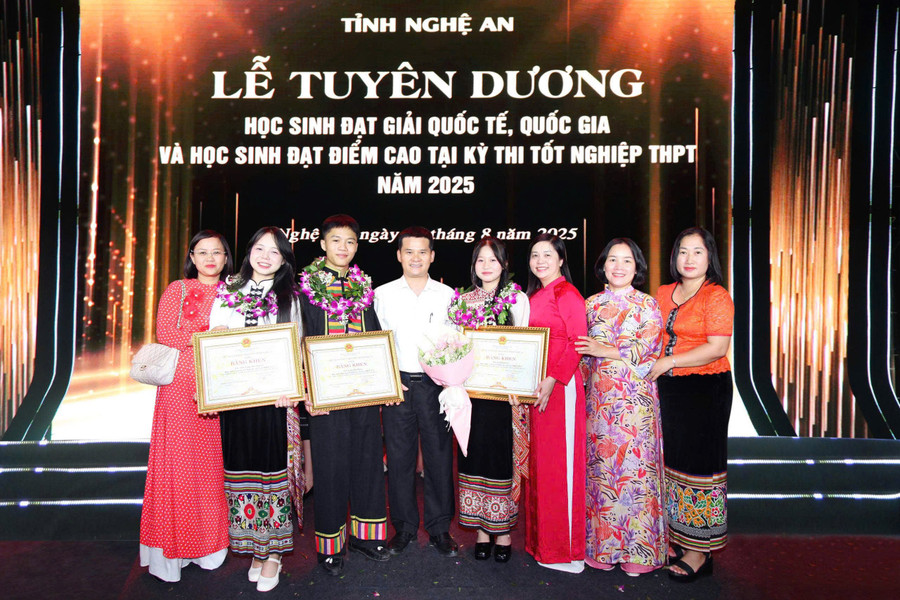Em Lang Đức Bằng (thứ 3 từ trái sang) là 1 trong 75 MM886 slot game, bắn cá, lô đề, đá gà đạt điểm cao tại MM88 đăng nhập MM88dangnhap nhà cái World Cup 2026 THPT năm 2025 được UBND tỉnh Nghệ An tuyên dương. Ảnh: NVCC