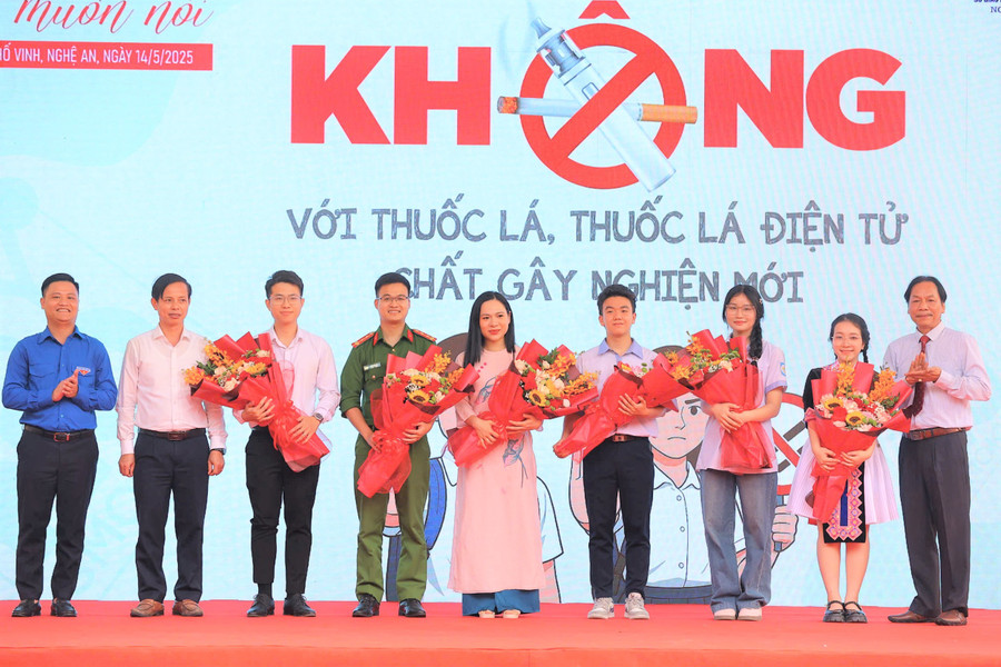 Ban tổ chức tặng hoa cho các đại biểu, chuyên gia giáo dục, y tế tham gia diễn đàn. Ảnh: Hồ Lài noi-khong-voi-thuoc-la-dien-tu-6.jpg