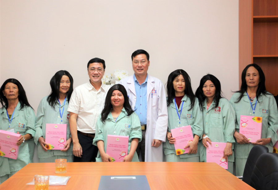 Đại diện Quỹ ngày mai tươi sáng trao tặng bộ tóc và quà cho bệnh nhân đang điều trị tại Bệnh viện Ung bướu Nghệ An. Ảnh: Hồ Lài