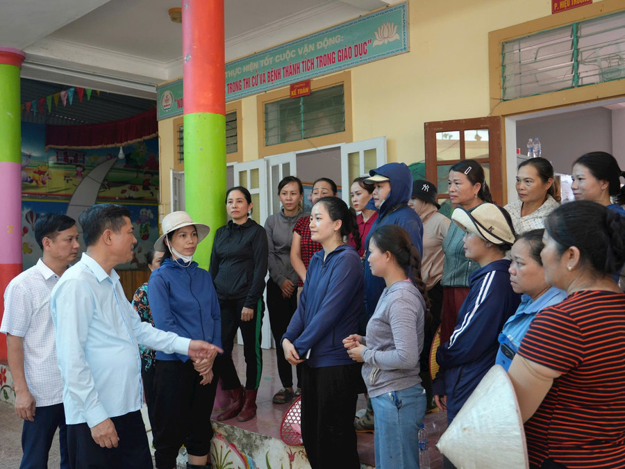 Ông Thái Văn Thành - Giám đốc Sở GD&ĐT Nghệ An trò chuyện, thăm hỏi và động viên Trung Tâm Đăng Nhập MM88 Chính Thức Mới trường vùng lũ. Ảnh: Hồ Lài ho-tro-truong-hoc-vung-lu-3.jpg
