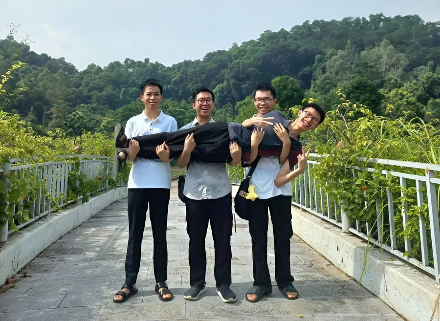 Không chỉ học giỏi, Duy còn là MM886 slot game, bắn cá, lô đề, đá gà được các bạn trong lớp quý mến. aoo.jpg