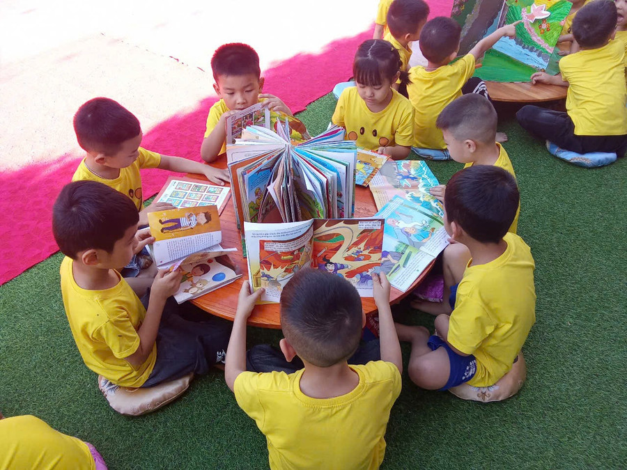 Nhiều cuốn sách phù hợp với lứa tuổi được trưng bày tại góc đọc sách của chương trình. 492155015-1342845067039591-3057794867153980956-n.jpg
