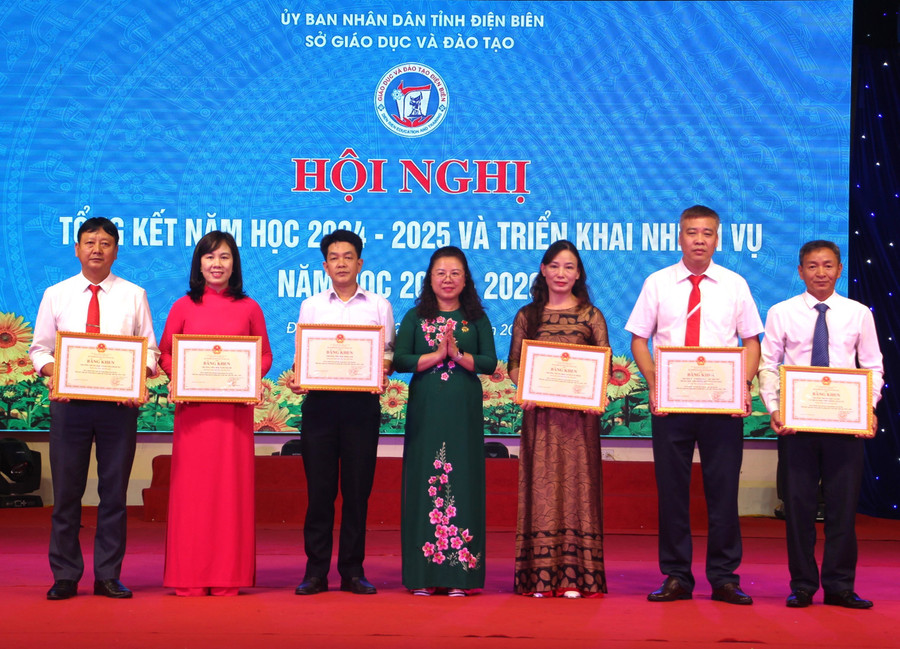 Các tập thể có nhiều thành tích xuất sắc trong năm học 2024-2025 nhận Bằng khen của Bộ GD&ĐT. img-6296.jpg