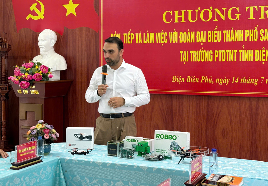 Ông Aleksey S. Pronichkin - chuyên viên Quản lý dự án của Link Vào Trang Chủ MM88.COM Chính Thức MM88b nạp rút nhanh thành phố Saint Petersburg giới thiệu bộ dụng cụ lập trình và robot lien-bang-nga-1.jpg