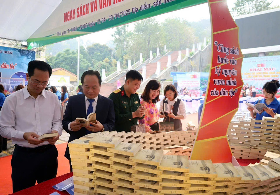 Các đại biểu tham quan không gian trưng bày, triển lãm sách. img-4755.jpg