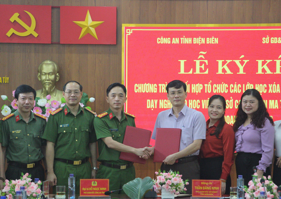 Đại diện 2 đơn vị thực hiện ký kết hợp tác. img-4381.jpg