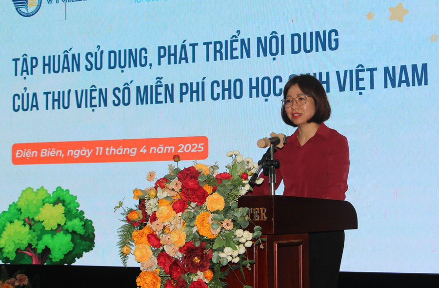 Trưởng phòng Giáo dục Mầm non - Tiểu học Trần Thị Tố Uyên phát biểu tại buổi tập huấn. thu-vien-so-1-9811.jpg
