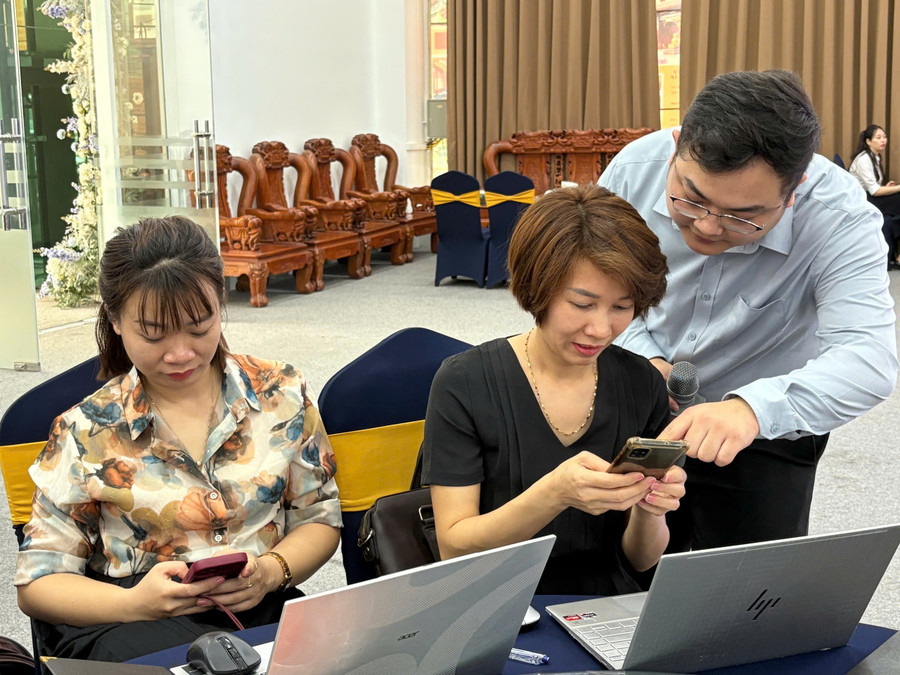 Chuyên gia Viện Khoa học Giáo dục Việt Nam hướng dẫn học viên sử dụng thư viện số. thu-vien-so-8.jpg