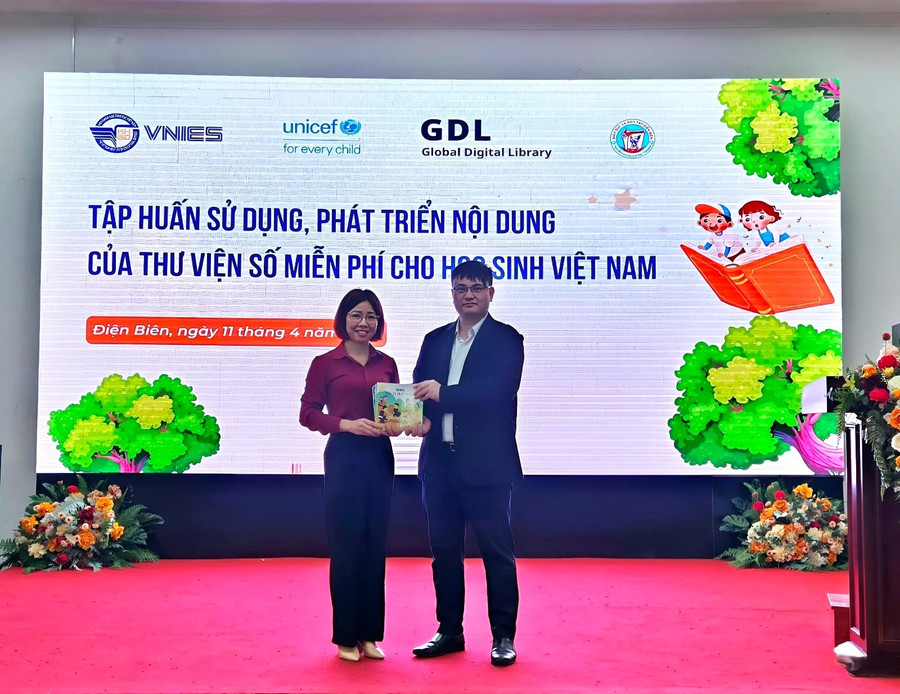 Ông Đỗ Đức Lân trao tặng bộ sách “Những đứa trẻ hạnh phúc” tới Sở GD&ĐT Điện Biên. thu-vien-so-1.jpg