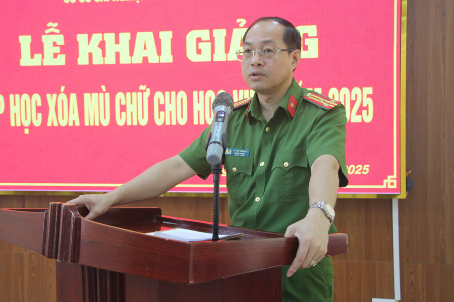 Thượng tá Lù Văn Thưởng phát biểu tại buổi lễ. img-4397.jpg