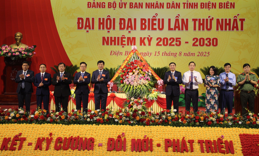 Ông Trần Quốc Cường - Bí thư Tỉnh ủy Điện Biên (thứ 5 tính từ bên phải) tặng hoa chúc mừng 2MM88.com trò chơi casino và slot.