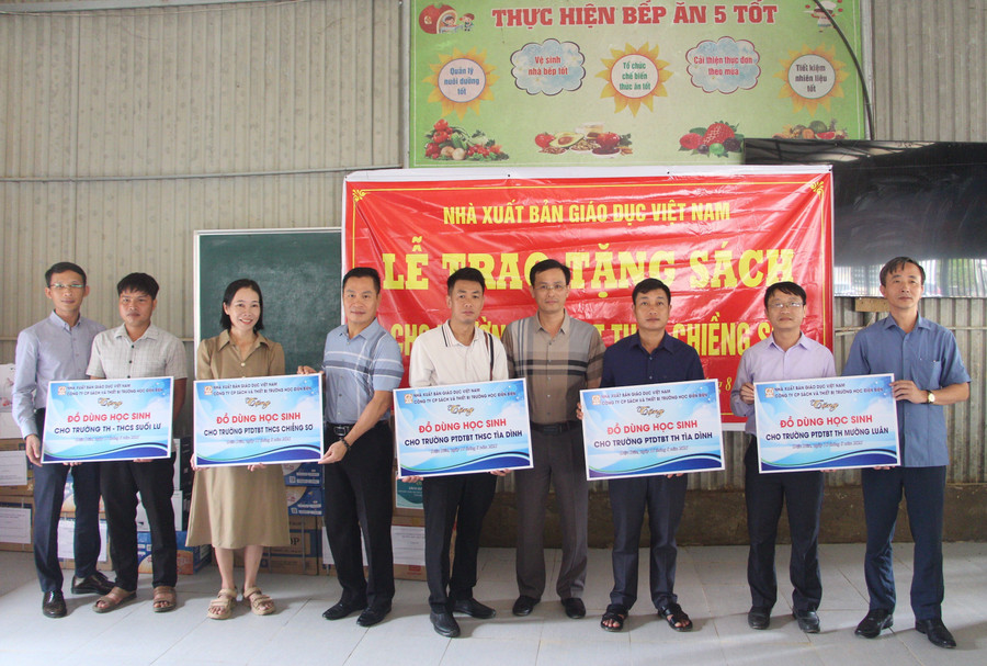 Ông Trần Quang Đức - Giám đốc Công ty CP Sách và Thiết bị trường học Điện Biên (ngoài cùng, bên trái) trao tặng đồ dùng MM886 slot game, bắn cá, lô đề, đá gà cho các trường TH, THCS bị ảnh hưởng bởi mưa lũ. trao-sach-gk-3.jpg