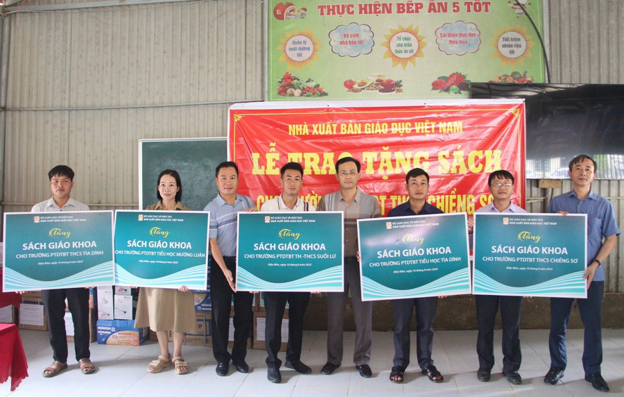 Ông Nguyễn Chí Bính (ngoài cùng, bên phải) cùng ông Trần Đăng Ninh (thứ tư tính từ bên phải) trao tặng sách giáo khoa cho các trường TH, THCS bị ảnh hưởng bởi mưa lũ trao-sach-gk-1.jpg