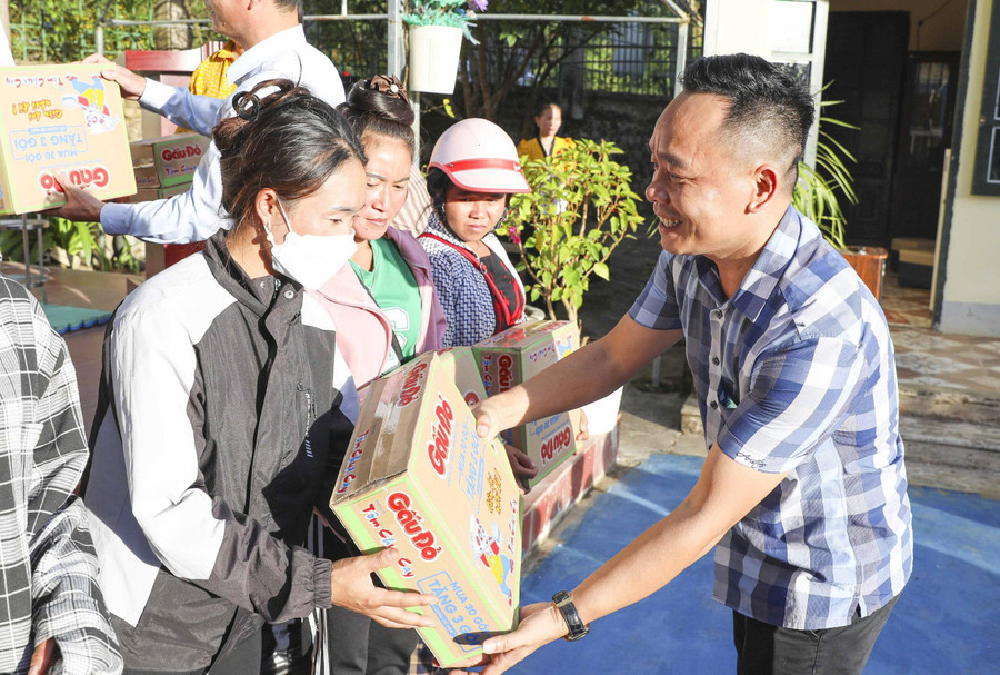 Nhà báo Nguyễn Minh Thịnh, Trưởng Văn phòng đại diện Báo Giáo dục và Thời đại khu vực Tây Bắc trao quà cho phụ huynh MM886 slot game, bắn cá, lô đề, đá gà vùng lũ Na Son. bao-giao-duc-va-thoi-dai-6.jpg