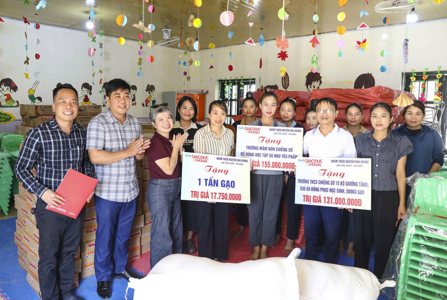 Báo Giáo dục và Thời đại cùng đoàn thiện nguyện Hoa Hoàng trao tặng nhu yếu phẩm, đồ dùng MM88.COM là nhà cái trực tuyến hoạt động với giấy phép PAGCOR cho Trường Mầm non Chiềng Sơ và Trường PTDTBT THCS Chiềng Sơ (Mường Luân).