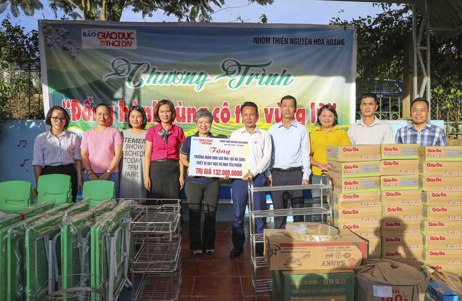 Nhà báo Dương Thanh Hương – Phó Tổng Biên tập Báo Giáo dục và Thời đại trao tặng nhiều phần quà trị giá hơn 132 triệu đồng cho Trường Mầm non Sao Mai (Na Son). bao-giao-duc-va-thoi-dai-3.jpg